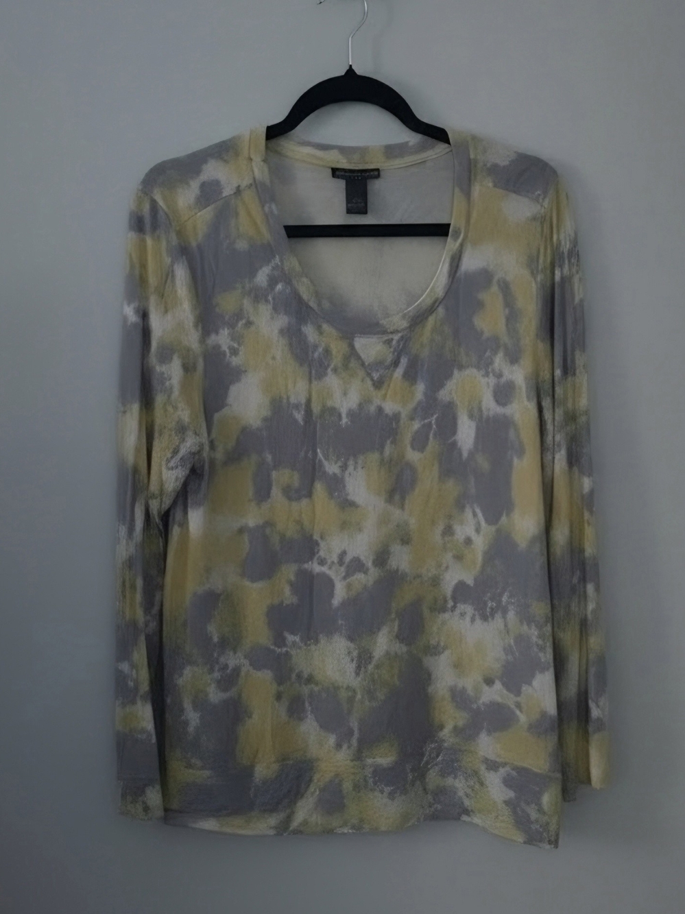 Chelsea & Theodore Yellow and Gray Tie-Dye Long Sleeve Scoop Neck Top
